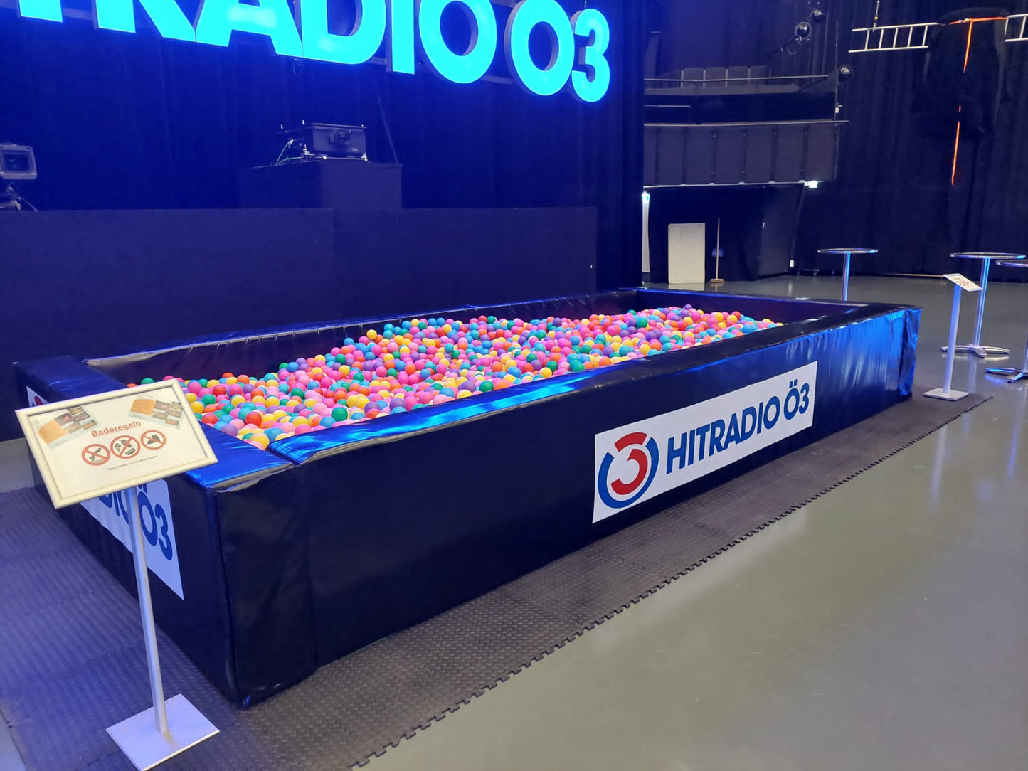 Bällebad Vermietung für Events | Gebrandetes Event-Bällebad 3x4x0,80 m mit 27.000 Bällen | Branding & Aufbau-Service