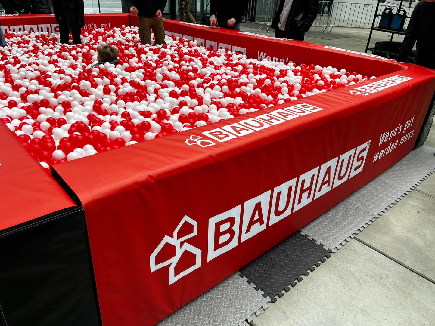 Bällebad Vermietung für Events | Gebrandetes Event-Bällebad 3x4x0,80 m mit 27.000 Bällen | Branding & Aufbau-Service